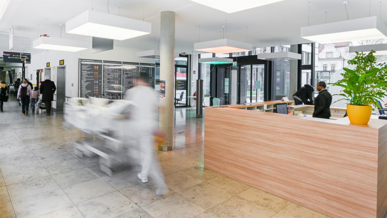 Eingangsbereich Neuro-Kopf-Zentrum mit Empfang &copy; 