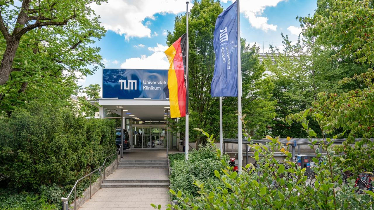 Haupteingang TUM Klinikum Rechts der Isar mit Fahnen &copy; 