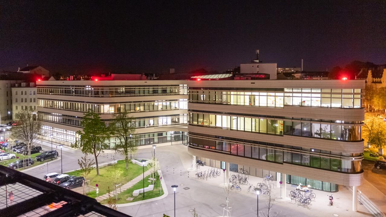 TranslaTUM bei Nacht &copy; 