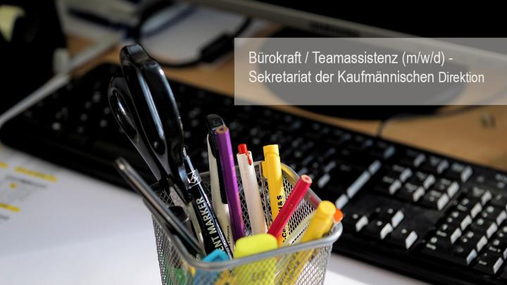 Stiftehalter vor schwarzer Tastatur